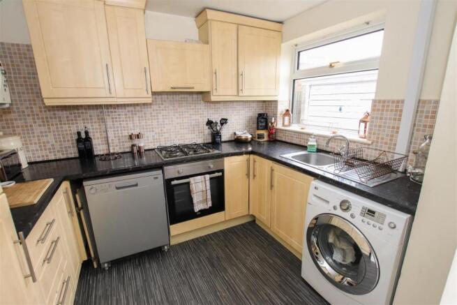 MODERN FITTED KITCHEN