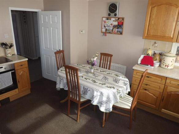 KITCHEN/BREAKFAST