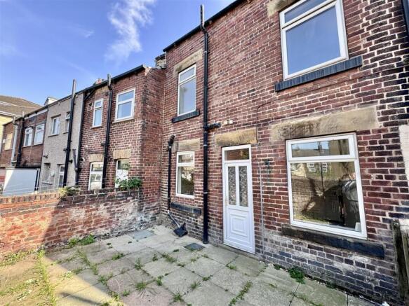 2 bed Terraced to rent Image 5