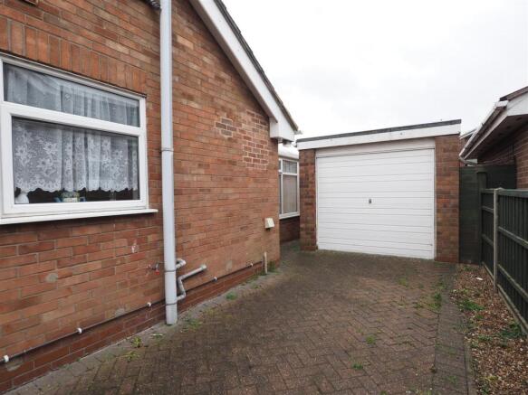Detached Garage & Block Paved Driveway 968