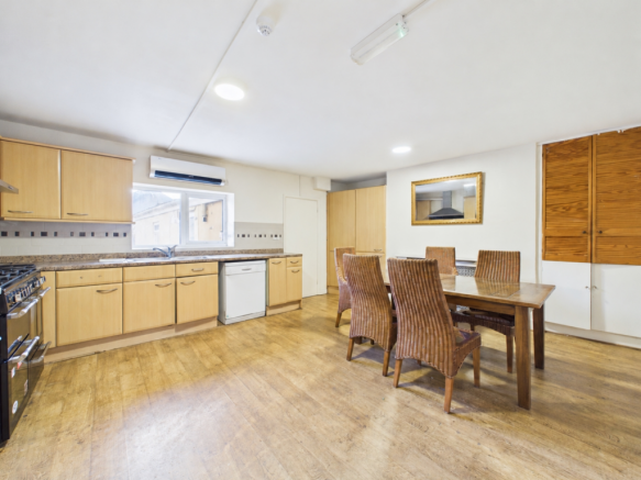 Decluttered kitchen with clear countertops