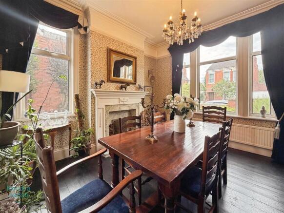 6 bed Detached for sale Image 4