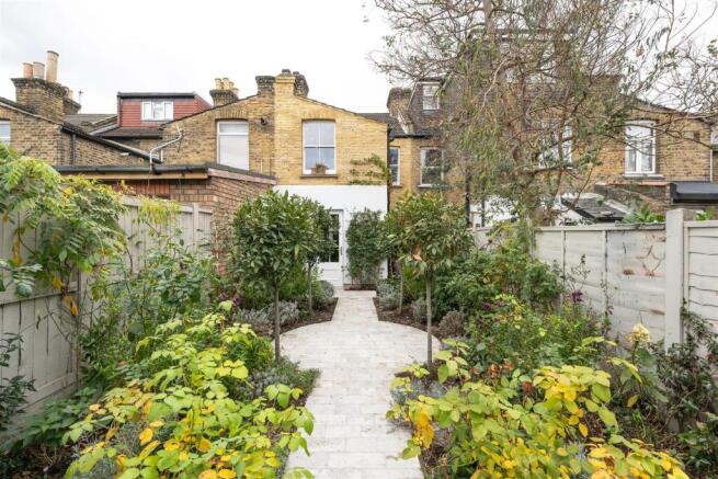 Cheneys Road, E11