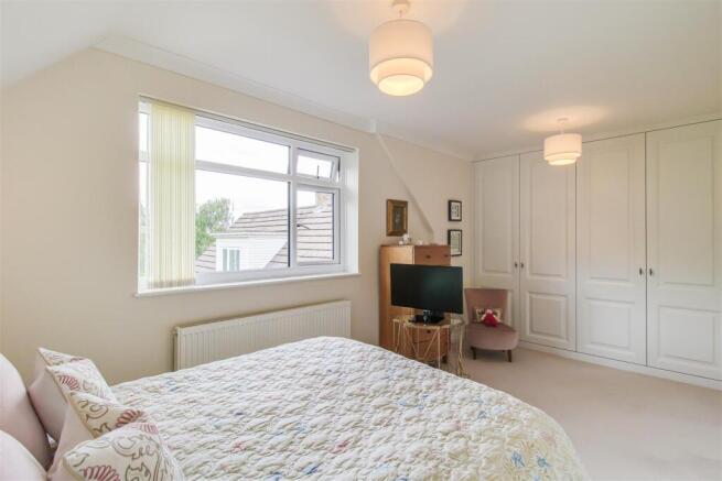 4 bed House for sale Image 12