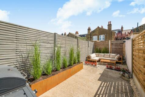 Avondale Road,
Mortlake, SW14