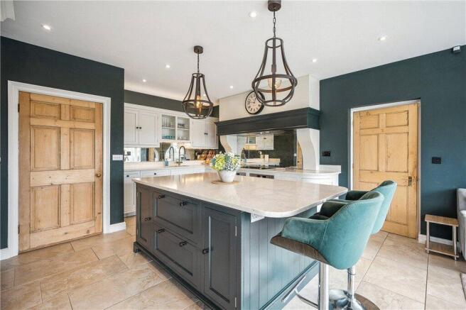 5 bed Detached for sale Image 4