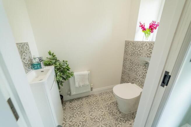 5 bed Detached for sale Image 8