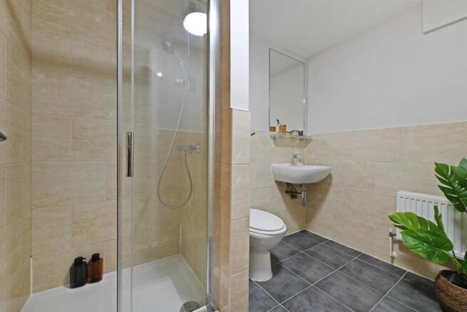 4 bed Apartment to rent Image 10