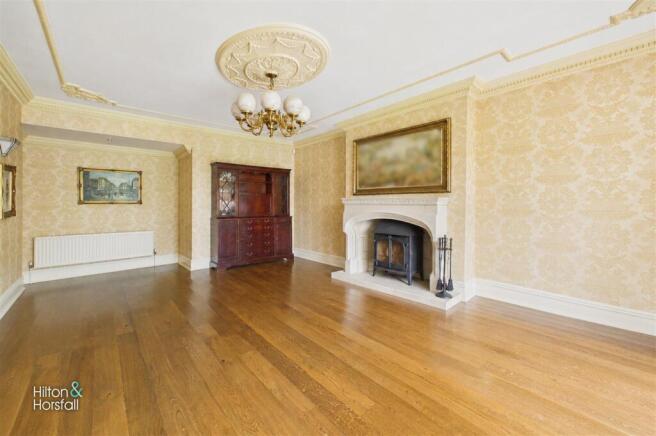 5 bed Detached for sale Image 4