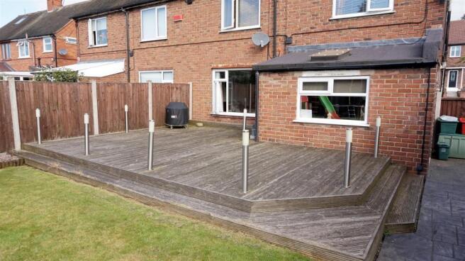 ENCLOSED REAR GARDEN