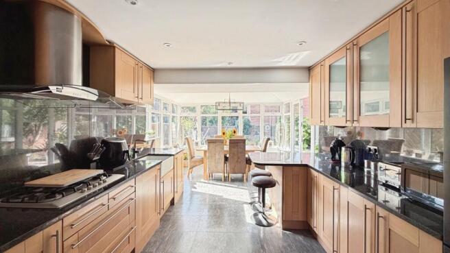 4 bed Detached for sale Image 4