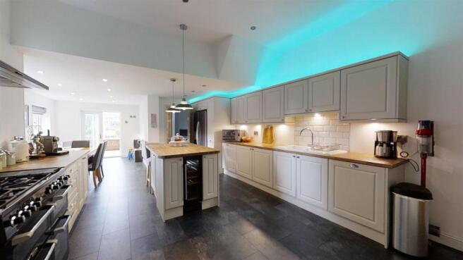 OPEN PLAN KITCHEN/DINING/FAMILY AREA