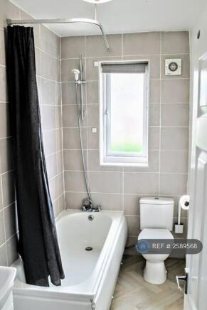 2 bed Terraced to rent Image 5