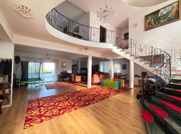 6 Bedroom Villa for