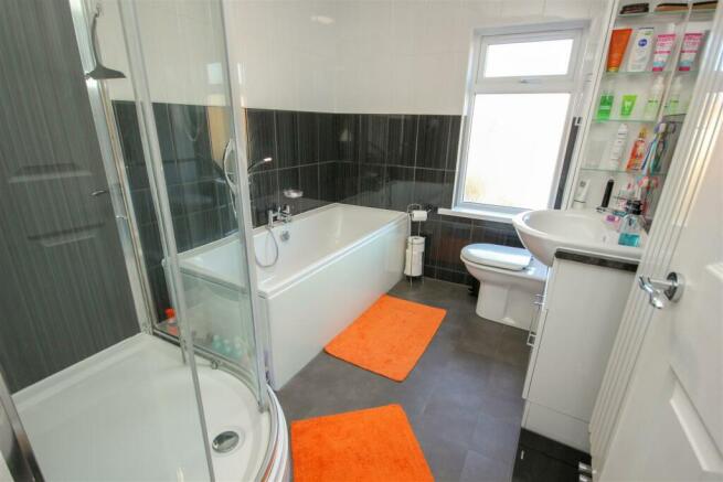 En Suite Bathroom.jpg