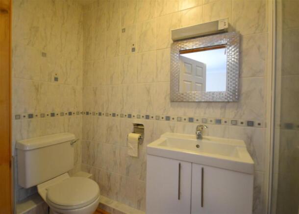 10 En-suite.jpg