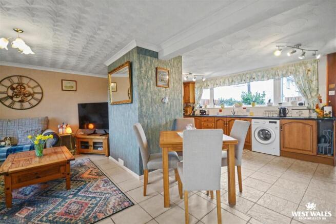 Kitchen / dining area