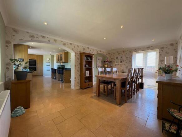 6 bed Detached for sale Image 5