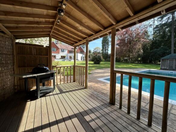 Pool & Bar