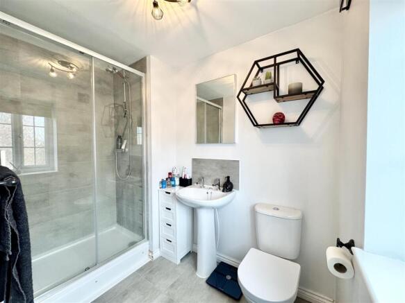 5 bed Detached for sale Image 8