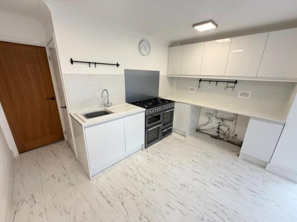 2 bed End of Terrace to rent Image 4