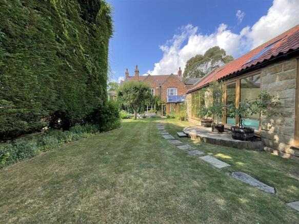6 bed House for sale Image 9