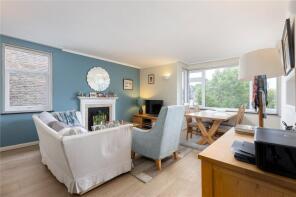 Flat 7, 17 St Andrews Court, Bolton Road, Chiswick, London W4 3TE
