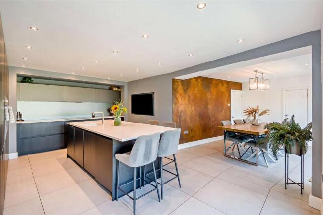 6 bed Detached for sale Image 5