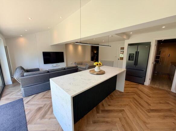4 bed Detached to rent Image 5