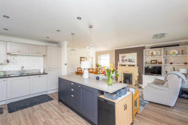 Lounge/Dining Kitchen
