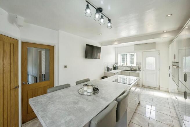 3 bed Semi-Detached for sale Image 6