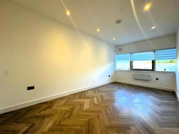 WhatsApp Image 2025-04-09 at 17.38.53_82969441.jpg