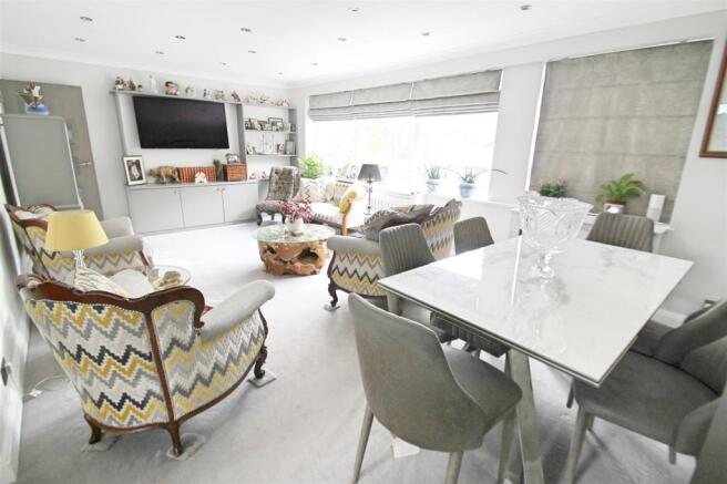 Lounge/Dining Room: