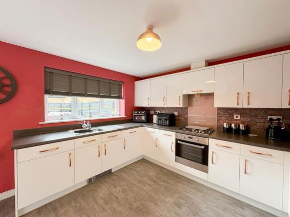 4 bed Detached for sale Image 6