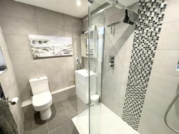 DOWNSTAIRS SHOWER ROOM :