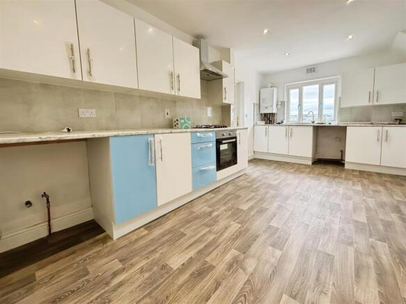 West Royd Drive, Shipley, BD18 1HN photo 5