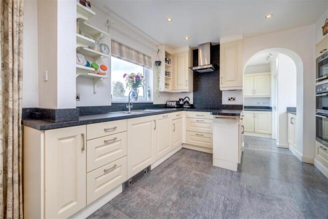 4 bed Detached for sale Image 7