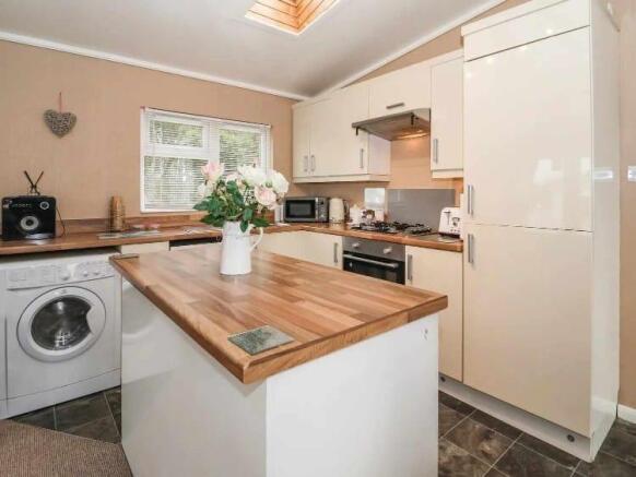 3 bed Park Home for sale Image 4