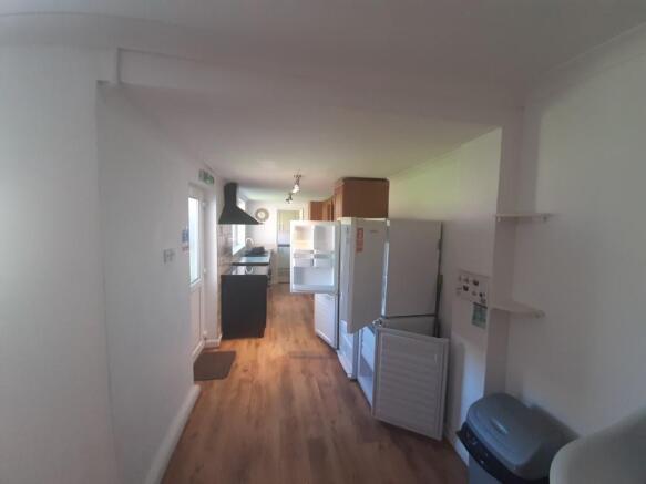 5 bed Semi-Detached to rent Image 5