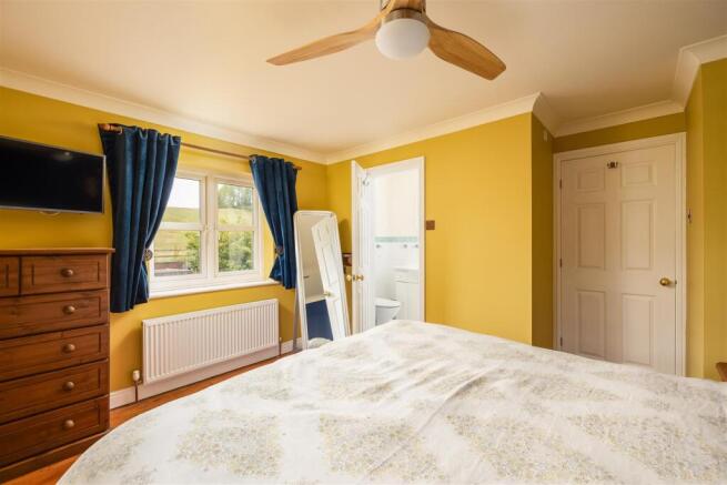 4 bed Detached for sale Image 12