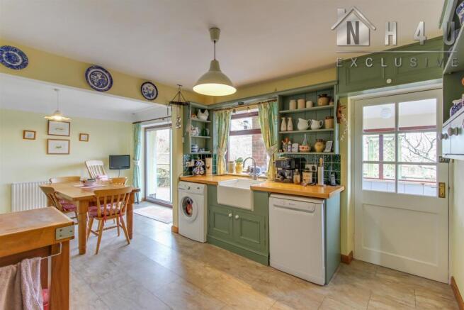 KITCHEN / DINING ROOM: