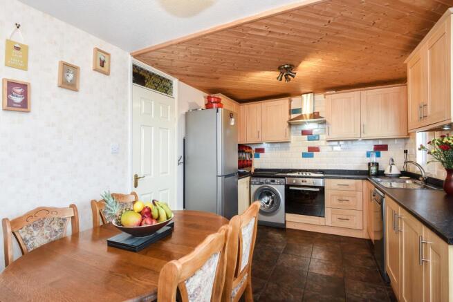 Well appointed Kitchen/dining room