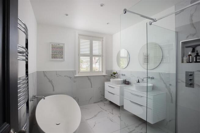 5 bed Semi-Detached for sale Image 4