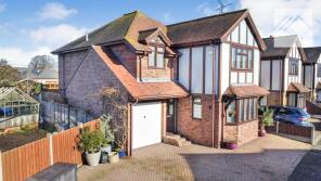 32, Thorp Leas, Canvey Island SS8 0BA