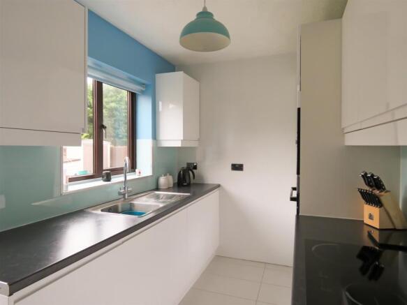 Kitchen 2.JPG