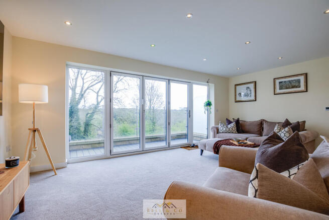 5 bed Detached for sale Image 4