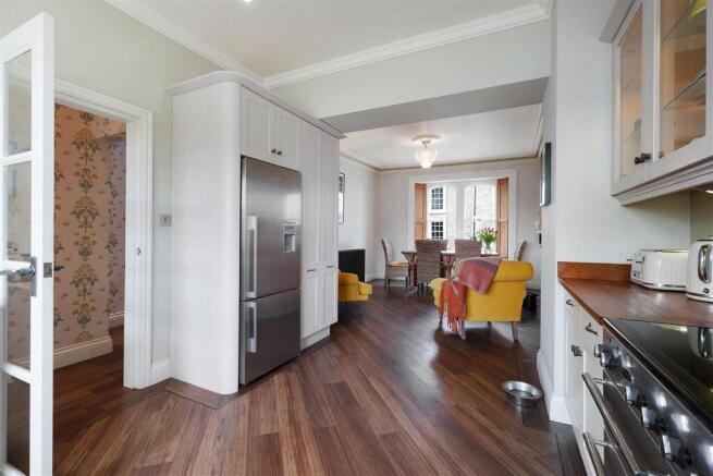 4 bed Town House for sale Image 8