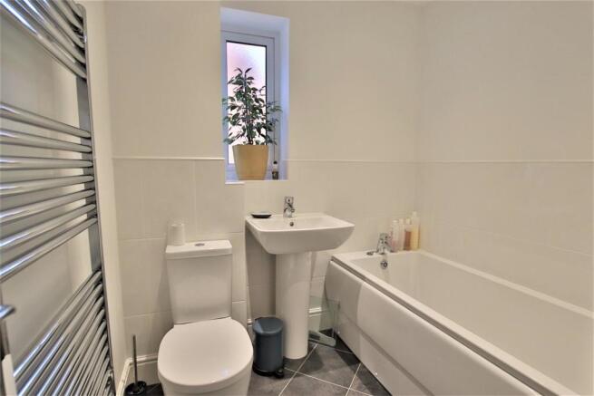 Langley Grove, Twyning - Bathroom