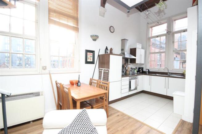 Kitchen dining area.JPG