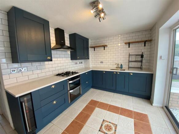 98 Murlande Way - kitchen (3).jpg